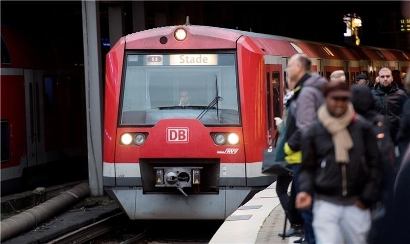 Eine S-Bahn der Linie S3 ist unterwegs nach Stade. Der Vorverkauf für das 9-Euro-Ticket soll beim HVV am 20. Mai beginnen. Foto: Reinhardt/dpa