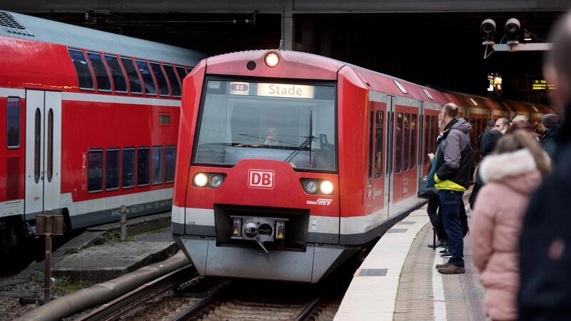 Eine S-Bahn der Linie S3 (jetzt S5) nach Stade fährt in den Hauptbahnhof in Hamburg ein.