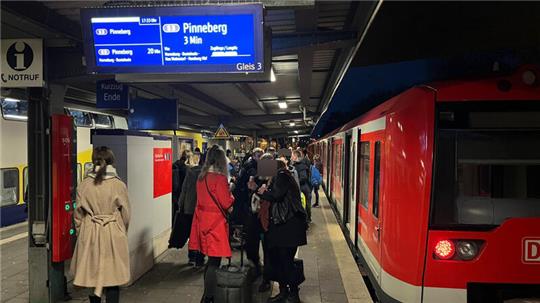 Eine S-Bahn der Linie S3 steht im Bahnhof in Stade.