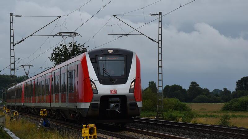 Baum im Gleis: S-Bahn-Strecke nach Sperrung wieder freigegeben Eine S-Bahn der Linie S5.