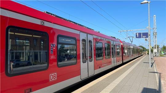 Eine S-Bahn der Linie S5 muss im Bahnhof Neu Wulmstorf stehen bleiben.