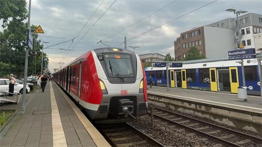 Eine S-Bahn der Linie S5 steht am Buxtehuder Bahnhof (Archivbild).