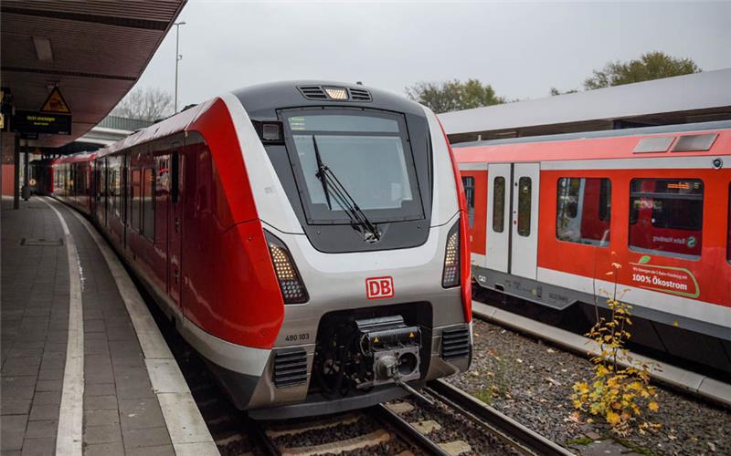 Eine S-Bahn der neuen Baureihe 490 steht im Bahnhof Blankenese. In diesen Tagen startet der Vorserienbetrieb. Foto: Heimken/dpa