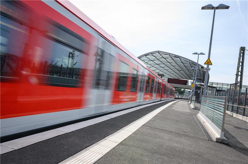 Eine S-Bahn fährt aus dem Bahnhof Elbbrücken. Foto: Jonas Walzberg/dpa