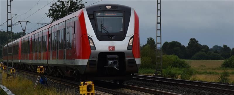 Eine S-Bahn fährt in Höhe Buxtehude-Ovelgönne in Richtung Hamburg. Laut Statistik sind Züge der Linie S5 zu 95,6 Prozent pünktlich.