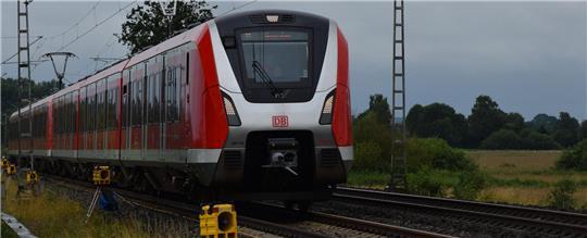 Eine S-Bahn fährt in Höhe Buxtehude-Ovelgönne in Richtung Hamburg. Laut Statistik sind Züge der Linie S5 zu 95,6 Prozent pünktlich.