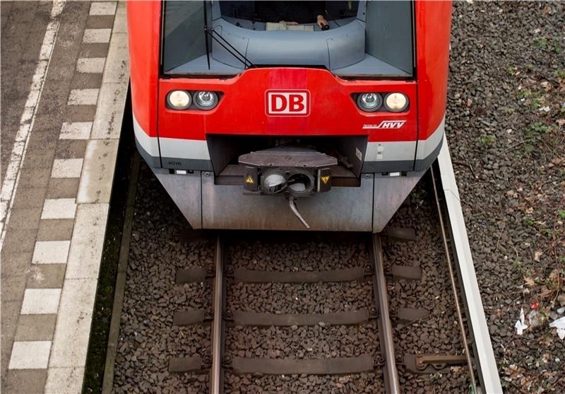 Streikchaos zum Schulstart bleibt aus Eine S-Bahn im Gleis (Symbolbild). Foto: Reinhardt/dpa
