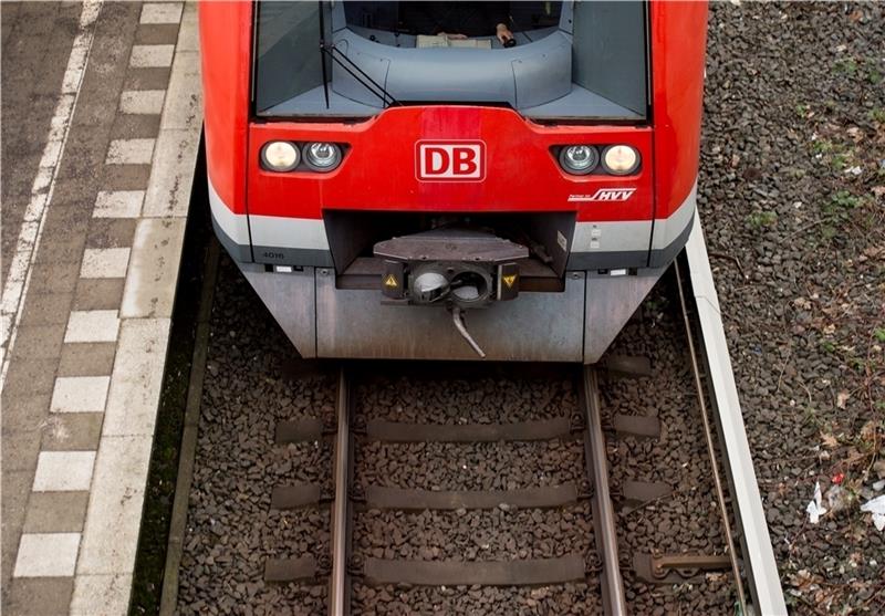 Eine S-Bahn im Gleis (Symbolbild). Foto: Reinhardt/dpa