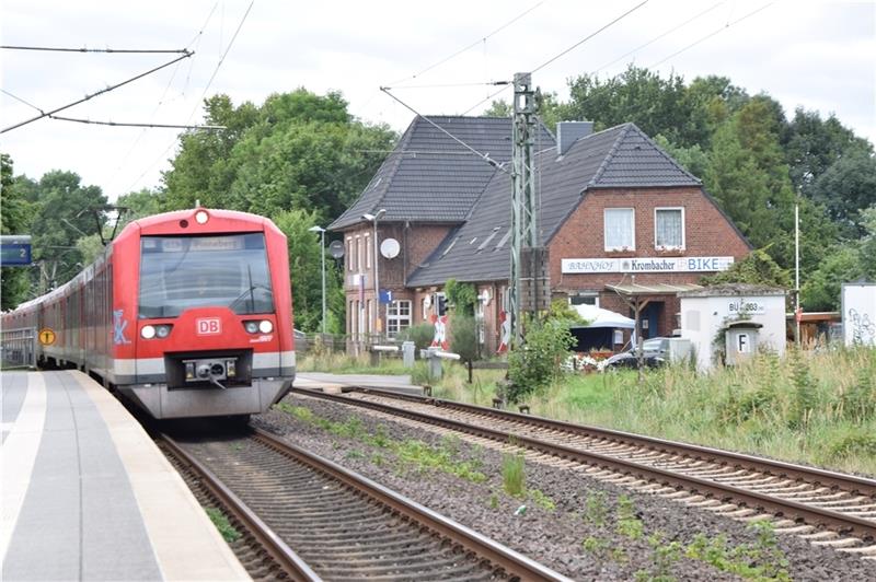 Eine S-Bahn in Fahrtrichtung Pinneberg fährt am Bahnhof in Dollern ein.Fotos: Battmer