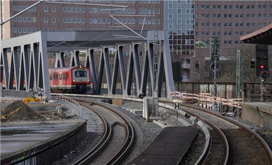 Eine S-Bahn überquert in Hamburg an der Haltestelle Berliner Tor eine Brücke. Foto: Axel Heimken/dpa