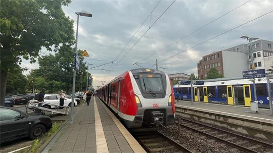 Eine S5 in Richtung Stade steht am Dienstagmorgen in Buxtehude.