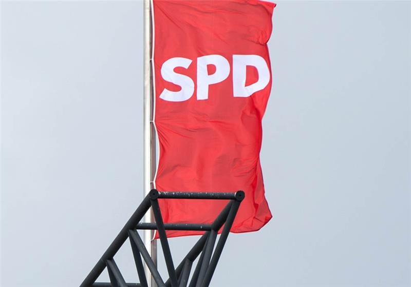 Eine SPD-Flagge weht im Wind. Foto: Bernd von Jutrczenka/dpa
