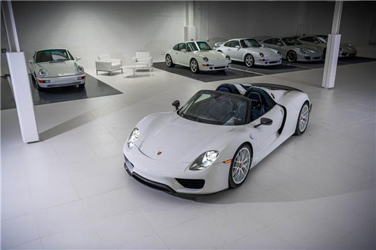 Eine Sammlung von 56 weißen Porsche-Sportwagen soll im US-Bundesstaat Texas versteigert werden.