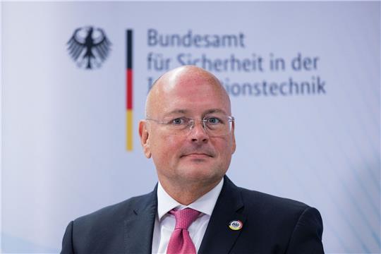 Eine Satiresendung von Jan Böhmermann sorgte bei Arne Schönbohm für Ärger.