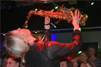 Eine Saxophonistin sorgte für tanzbare Grooves.