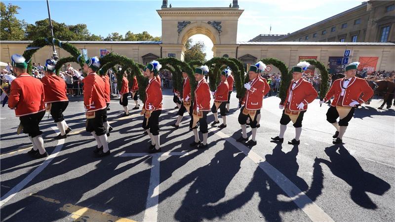 Eine Schefflergruppe beim Trachtenumzug in München.