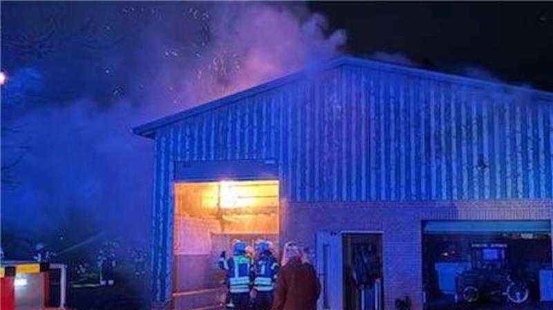 Messerangriff: 38-Jähriger nach Streit in Elsdorf schwer verletzt Eine Scheune brannte im Landkreis Rotenburg lichterloh.