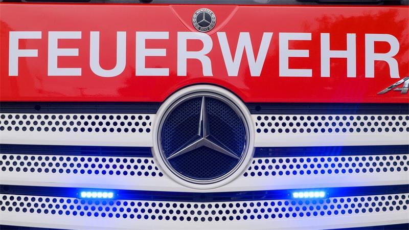 Eine Scheune gerät in Brand, der Schaden liegt nach ersten Schätzungen bei rund 150.000 Euro. (Symbolbild)