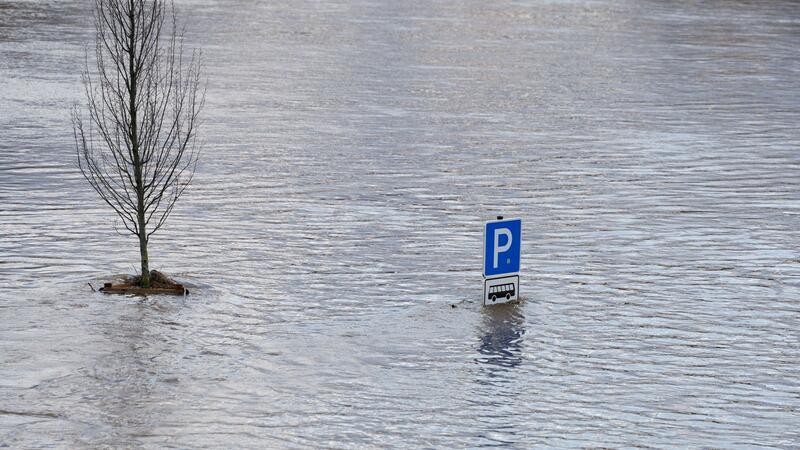 Straßensperrungen im Landkreis Nienburg wegen Hochwassers Eine Schild „Parkplatz für Busse“ schaut aus dem Hochwasser.