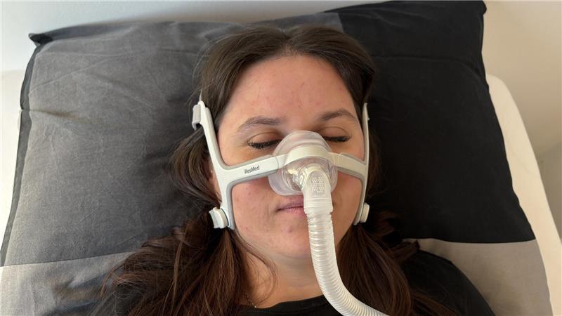 Leben mit gefährlicher Schlafstörung: „Meine Frau war meine Rettung“ Eine Schlafmaske leitet einen sanften Luftstrom mit Überdruck in die Atemwege. Dieser Luftdruck hält die Atemwege während des Schlafs offen.