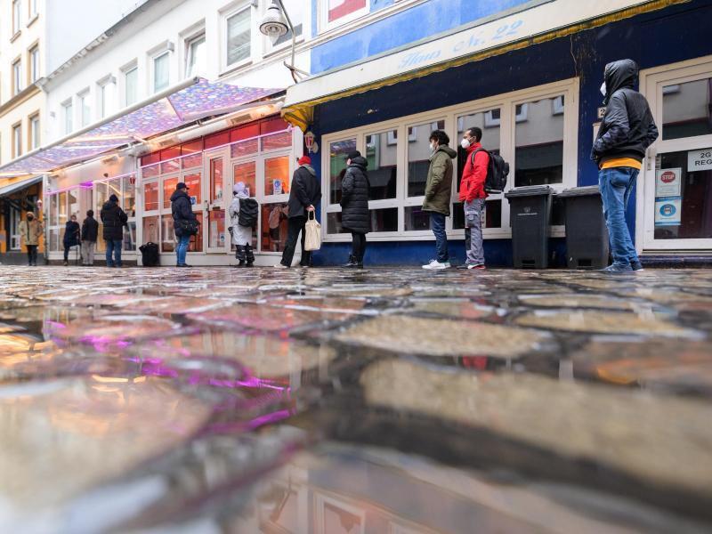 Eine Schlange vor einem Bordell in der berühmten Herbertstraße auf der Reeperbahn. Foto: Jonas Walzberg/dpa