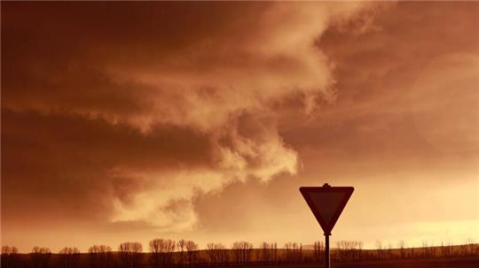 Eine Schlechtwetterfront zieht bei tief stehender Sonne über den Harz hinweg.