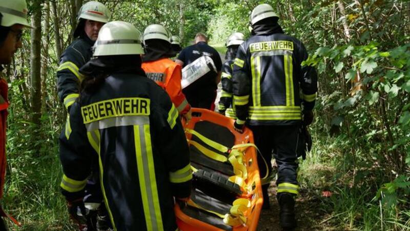 Tauchunfall im Kreidesee in Hemmoor - Komplizierte Rettungsaktion Eine Schleifkorbtrage wird zur Einsatzstelle Einstieg 5 am Kreidesee getragen