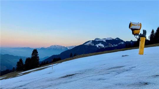 Eine Schneekanone steht auf knapp 1100 Meter Höhe am Sudelfeld: In den Bergen fehlt es an Schnee, selbst für künstliche Beschneiung ist es oft zu warm.