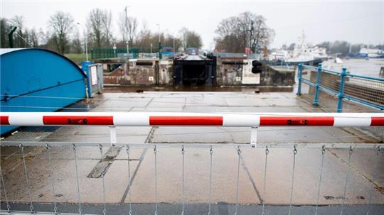 Eine Schranke ist vor dem Schleusentor im Hafen der Stadt geschlossen.