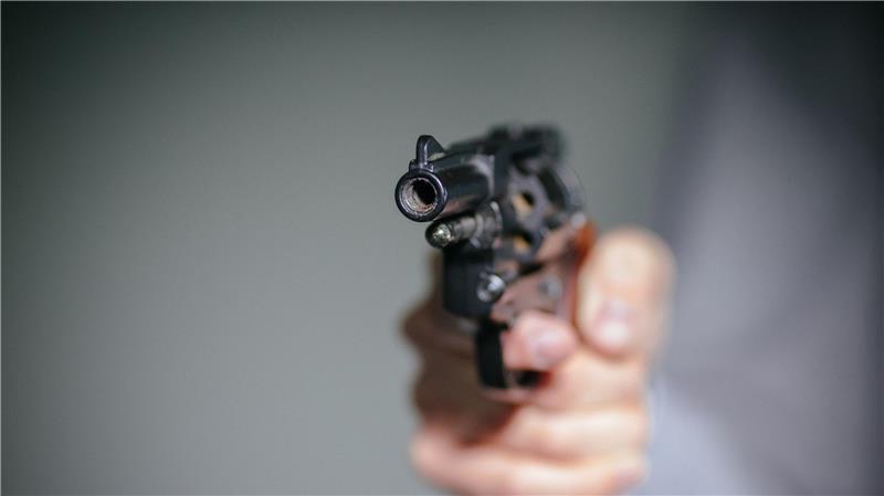 Eine Schreckschusswaffe soll vor einem Scheeßeler Fitnessstudio abgefeuert worden sein (Symbolbild).