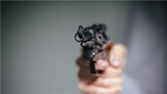 Eine Schreckschusswaffe soll vor einem Scheeßeler Fitnessstudio abgefeuert worden sein (Symbolbild).