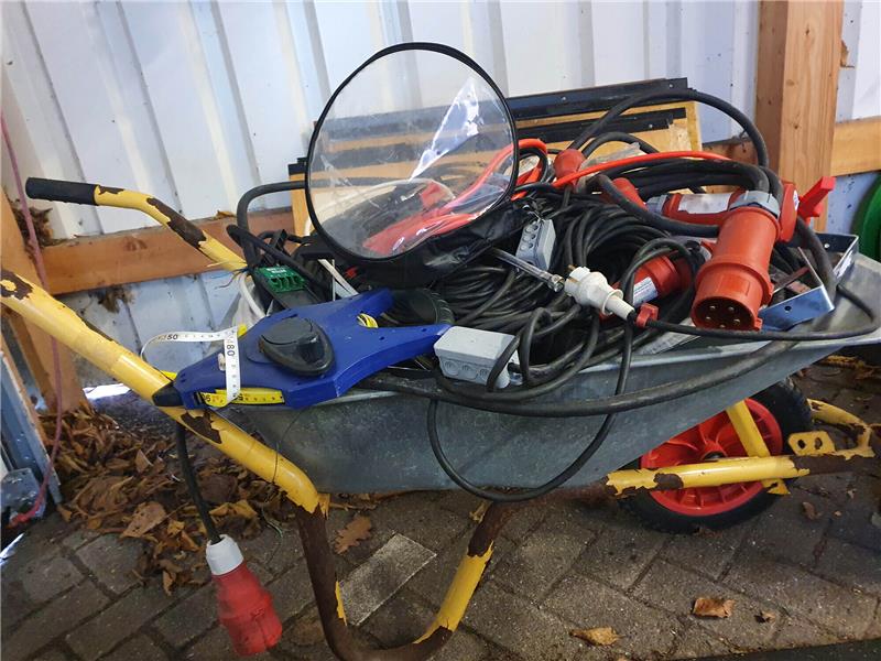Wem gehören diese Kabel? Polizei Stade sucht Eigentümer von Diebesgut Eine Schubkarre und etliche Verlängerungskabel stellten die Beamten als mutmaßliches Diebesgut in Jork sicher. Foto: Polizeiinspektion Stade