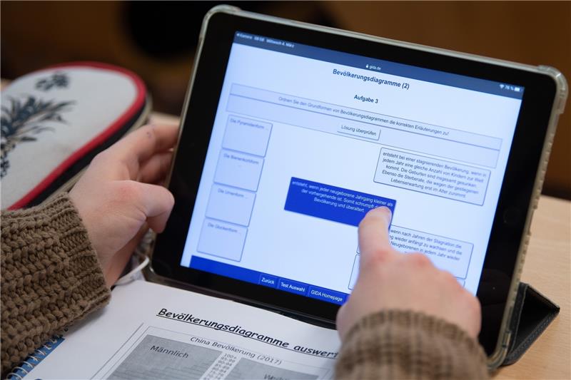 Eine Schülerin arbeitet mit ihrem iPad im Unterricht. Foto: Sebastian Kahnert/dpa