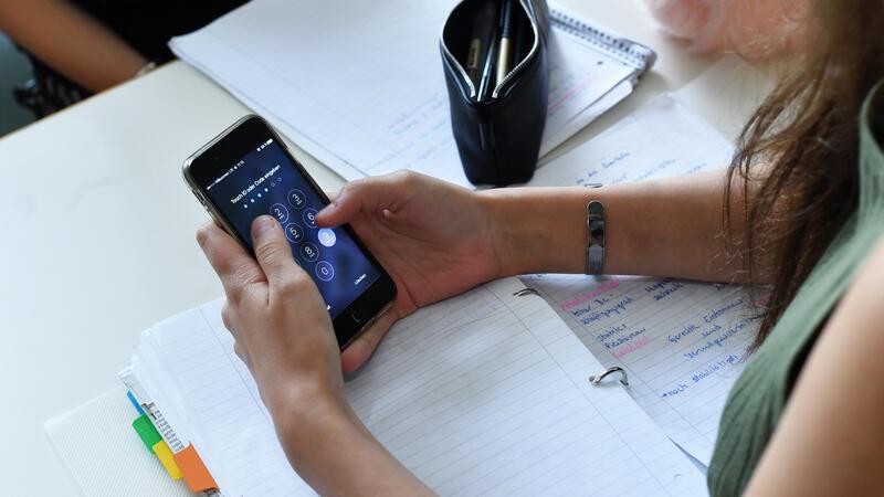 Handyverbot an Grundschulen? So regeln es die Schulen im Stader Nachbarkreis Eine Schülerin hält im Unterricht ein Handy in den Händen.