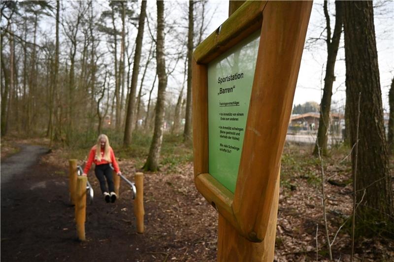 Sportstationen laden in den Harsefelder Wald ein Eine Schülerin trainiert am Barren, der Teil des Waldlehrpfades mit Sportstationen in Harsefeld ist. Der neue Parcours erinnert an die über Jahrzehnte etablierten Trimm-dich-Pfade. Foto: Husung