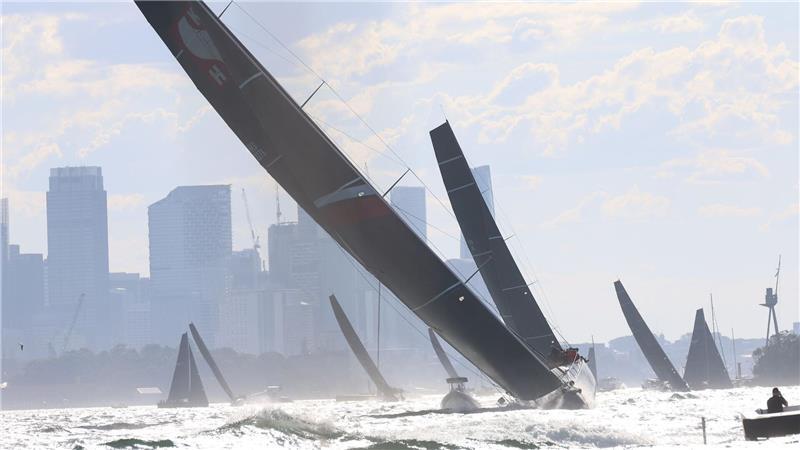 Eine Segel-Rennyacht beim Cabbage Tree Island Race.