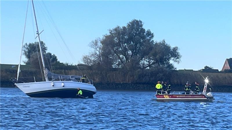 Notruf: Segelyacht steckt in Elbe fest – Skipper in Gefahr? Eine Segelyacht ist auf der Elbe vor dem Alten Land in Not geraten.