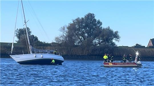 Eine Segelyacht ist auf der Elbe vor dem Alten Land in Not geraten.