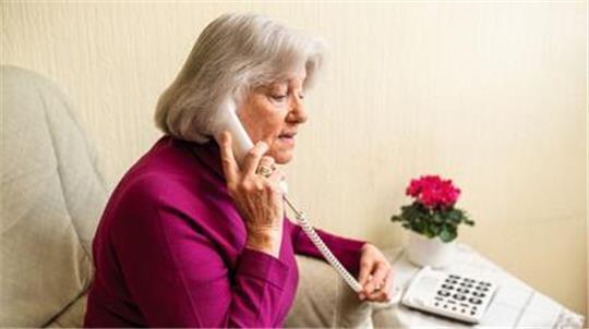 Eine Seniorin am Telefon (Symbolbild).