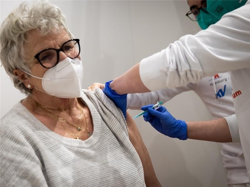Eine Seniorin lässt sich gegen das Coronavirus impfen. Foto: dpa