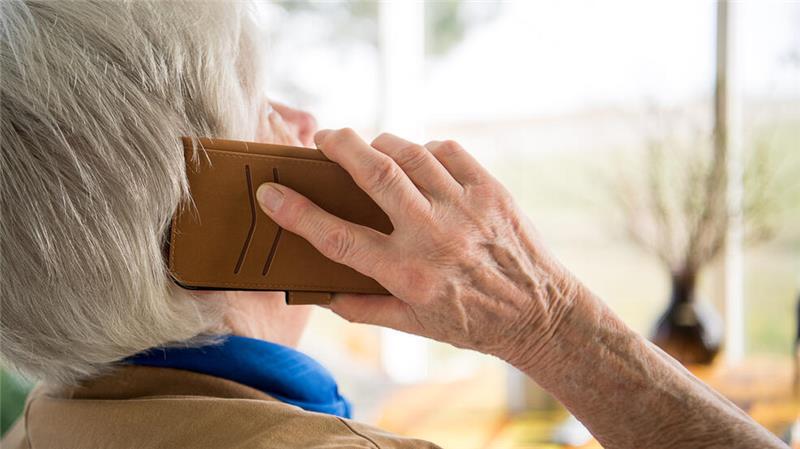 Schockanrufe: So schlagen Sie Betrügern ein Schnippchen Eine Seniorin telefoniert mit ihrem Smartphone (Symbolfoto)