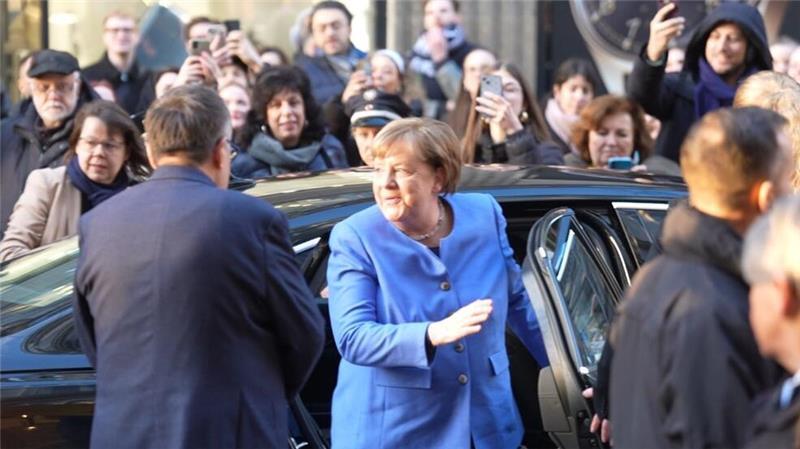 Eine Signierstunde in einer Hamburger Buchhandlung hat viele Käufer von Merkels Memoiren angelockt.