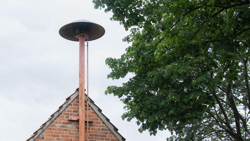 Eine Sirene steht auf einem alten Feuerwehrhaus bei Hannover. Der Städte- und Gemeindebund fordert vom Bund bessere Vorkehrungen zum Schutz der Bevölkerung.