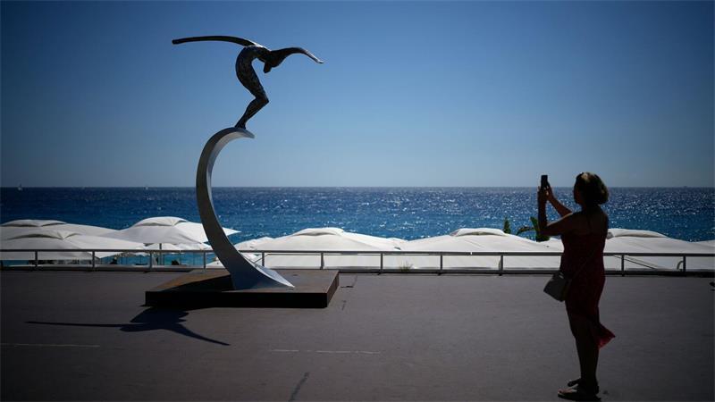 Eine Skulptur erinnert an der Strandpromenade von Nizza an die Opfer des Anschlags vom 14. Juli 2016. (Archivbild)