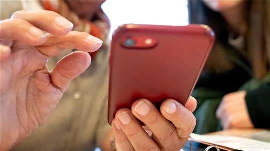 Eine Smartphone-Sprechstunde für Senioren: Hier findet man auch abseits von Familie oder Freunden technische Hilfe.
