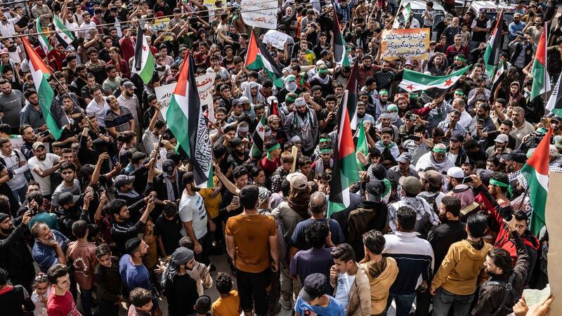 Wut in Nahost über Explosion bei Gaza-Klinik Eine Solidaritätsdemonstration für die Palästinenser in Atme (Syrien).