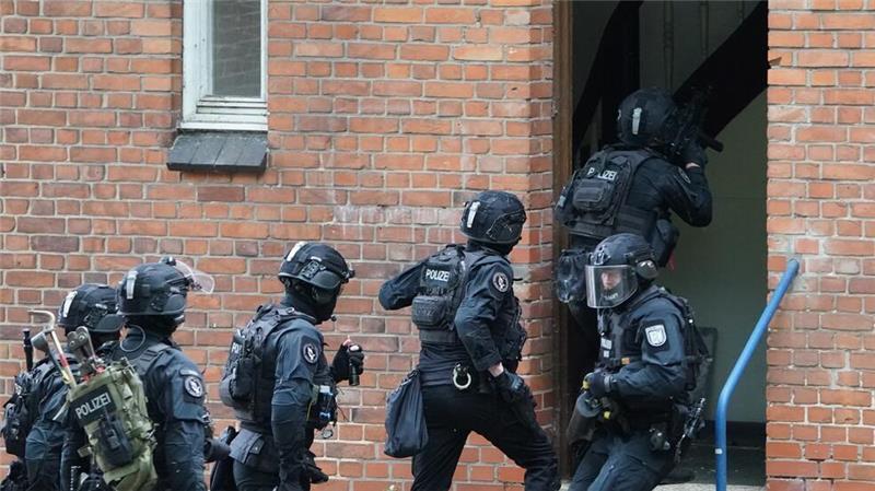 Geiseldrama auf Kieler Marinegelände - Urteil erwartet Eine Sondereinheit der Polizei suchte auf dem Gelände des ehemaligen Marinefliegergeschwaders 5 nach der 29-jährigen Frau (Archivbild).