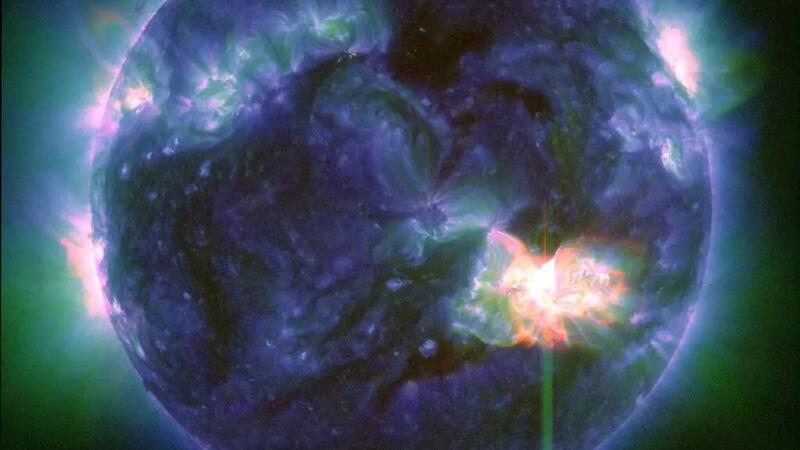 Astronomen erwarten weiter starke Sonnenstürme Eine Sonneneruption - wie der helle Blitz (unten, r). Aufgenommen vom Solar Dynamics Observatory der NASA am 9. Mai 2024.