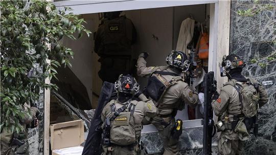 Eine Spezialeinheit der Carabinieri stürmt während eines Überfalls eine Bank in Neapel.