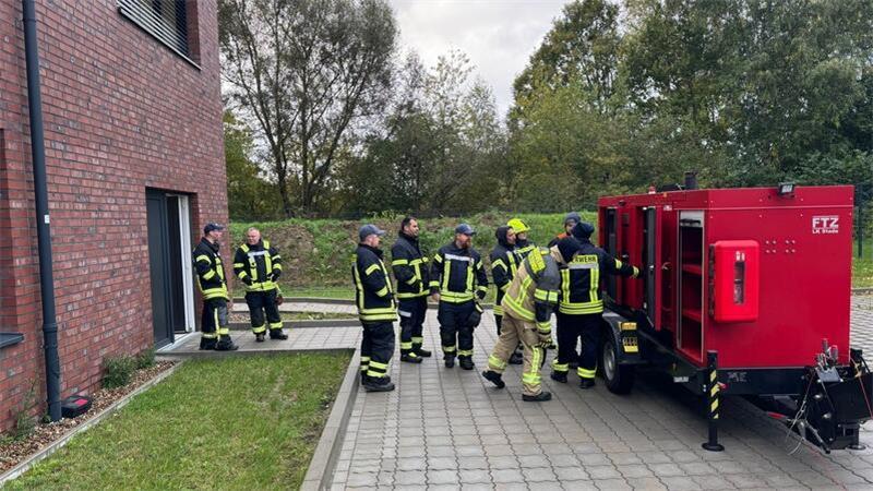 Eine Spezialeinheit für den Ernstfall: Die Feuerwehrleute vom Fachzug Energie und Technik der Kreisfeuerwehr mit einem Notstromaggregat.